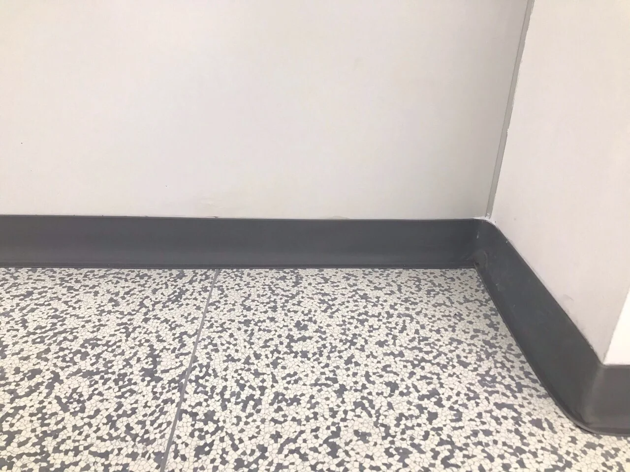 Len tường nhựa PVC Skirting Thái Lan ( DynoSkirt) Len tường nhựa PVC Skirting Thái Lan ( DynoSkirt)